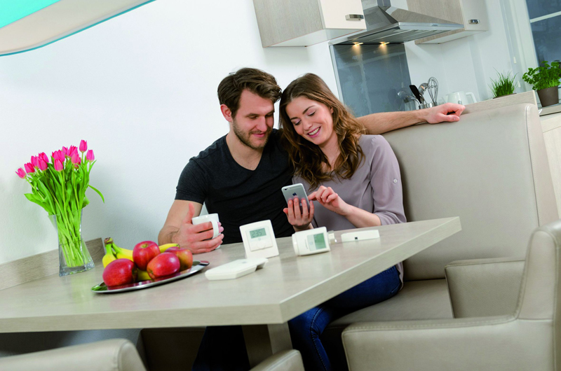 web_red_126781_Paar-Bedienung-Kueche-1