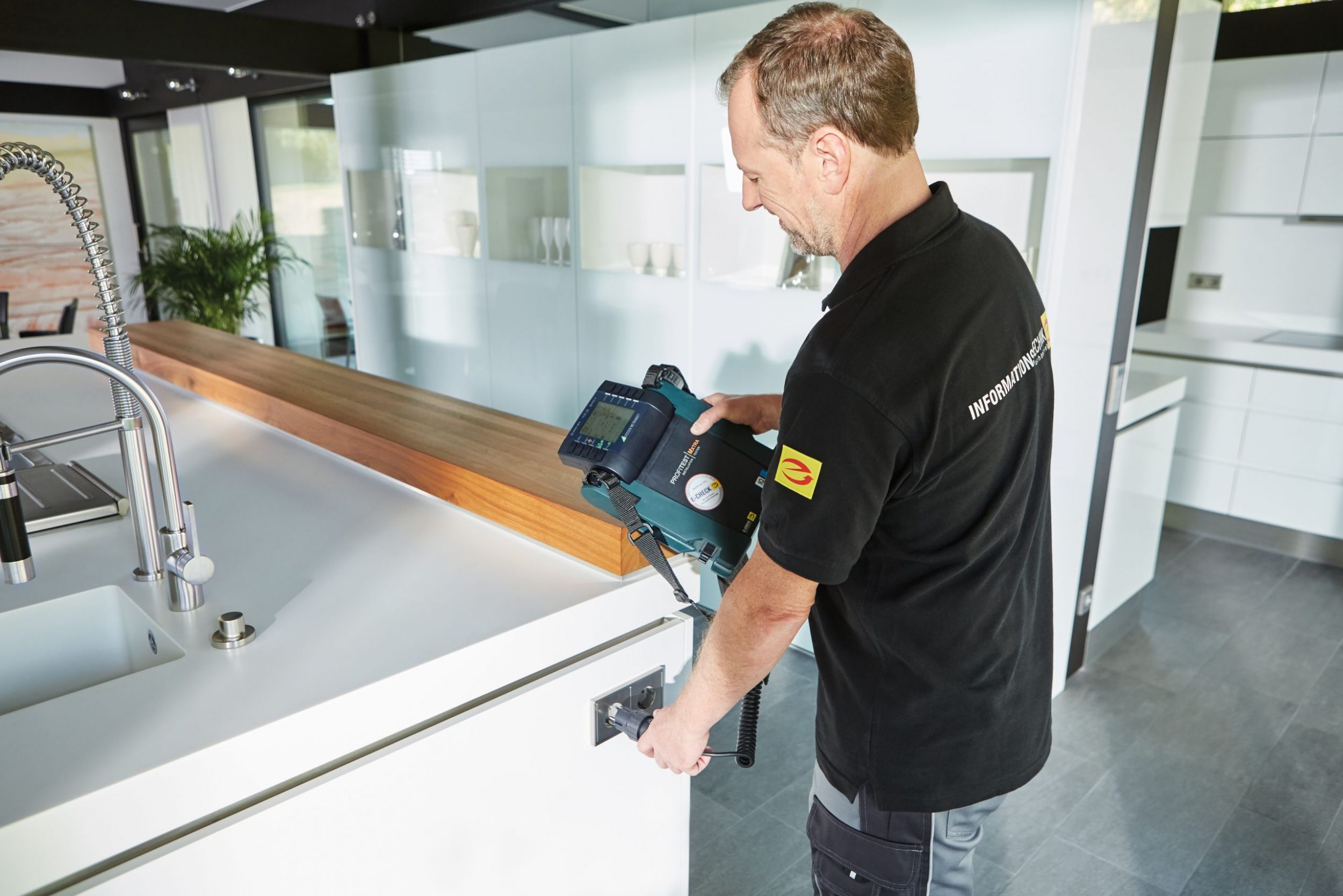 Bei Stromausfall am Wochenende an Elektro-Notdienst wenden 275253