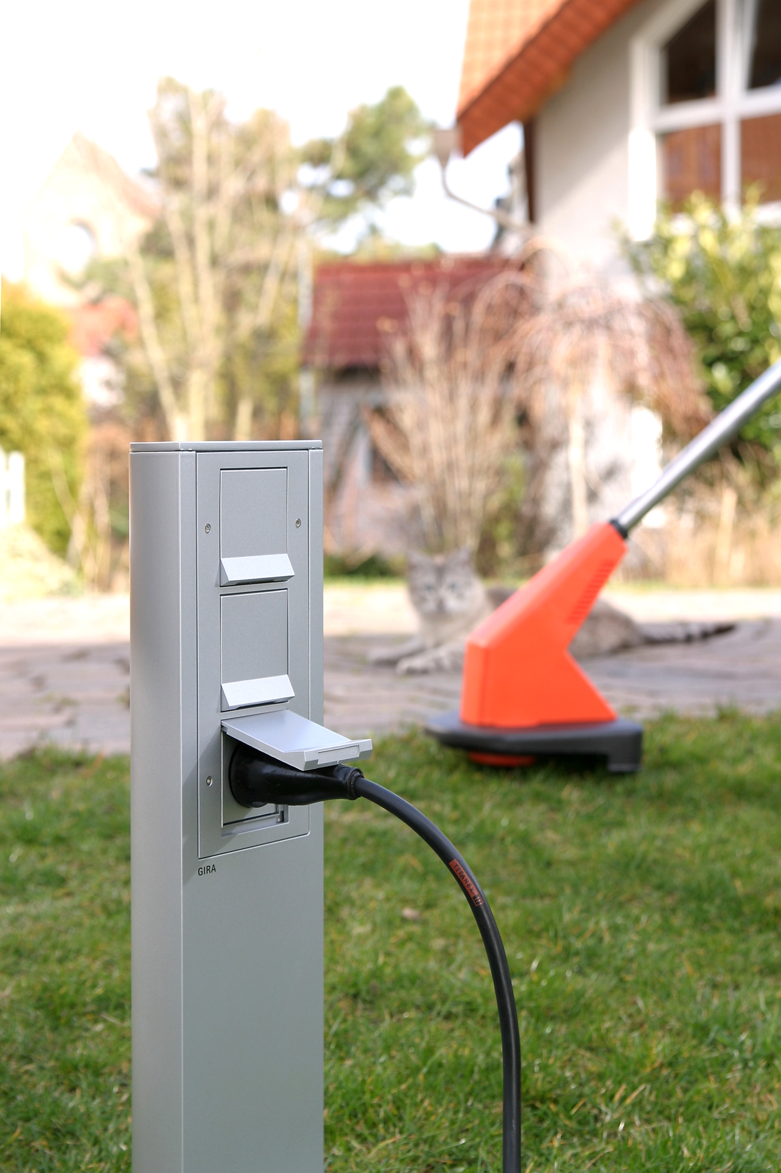 Energiesäule für Strom und Licht im Garten