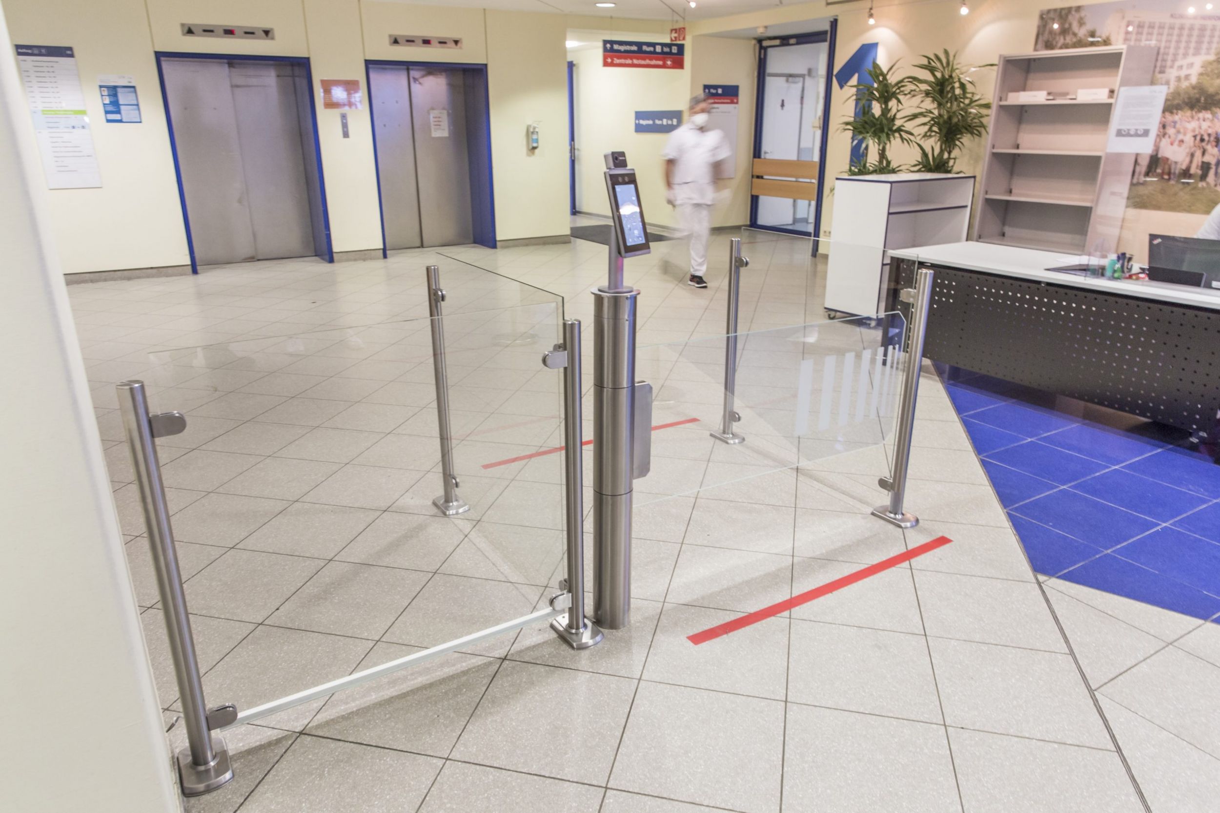 Gebäudezutritt mit Körpertemperaturscreen und Maskenkontrolle Wanzl_Klinikum Herfo_rt Protect (5)