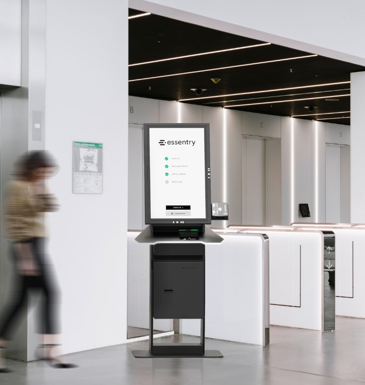 Apleona und Essentry bündeln Kräfte web_198151_essentry-Kiosk-vor-Speedgates_30112020