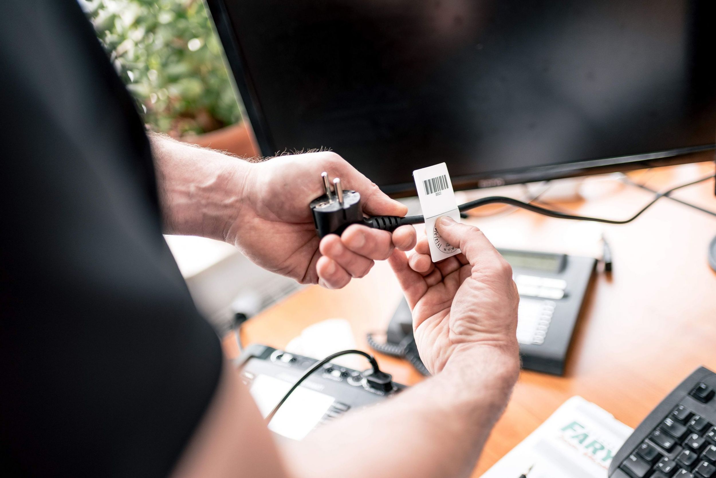 Neue Norm zur Prüfung von Elektrogeräten Neue Norm DIN EN 50678; VDE 0701 zur Prüfung von Elektrogeräten erschienen