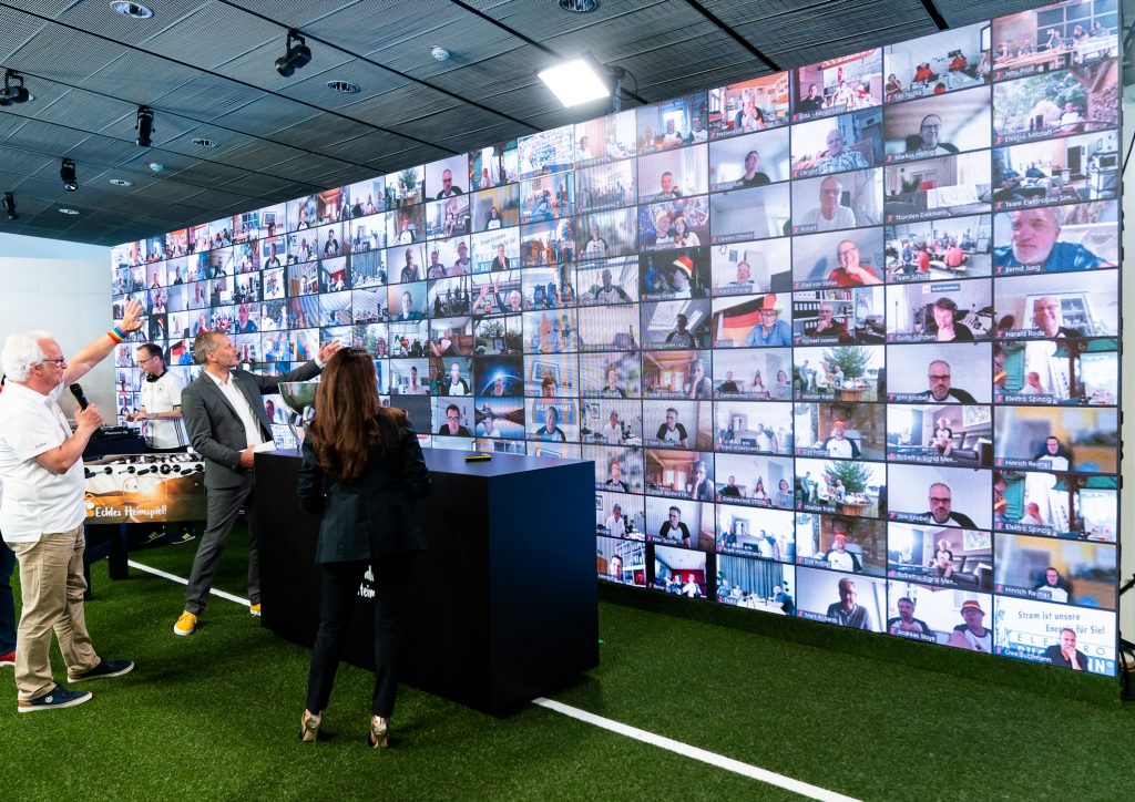 Bei der ersten digitalen Jahreskonferenz waren die Gira Aktiv Partner dem Live-Act in Radevormwald über das Internet zugeschaltet und auf der Videoleinwand präsent. (Bild: Gira Giersiepen GmbH & Co. KG) Bei der ersten digitalen Jahreskonferenz waren die Gira Aktiv Partner dem Live-Act in Radevormwald über das Internet zugeschaltet und auf der Videoleinwand präsent. (Bild: Gira Giersiepen GmbH & Co. KG)
