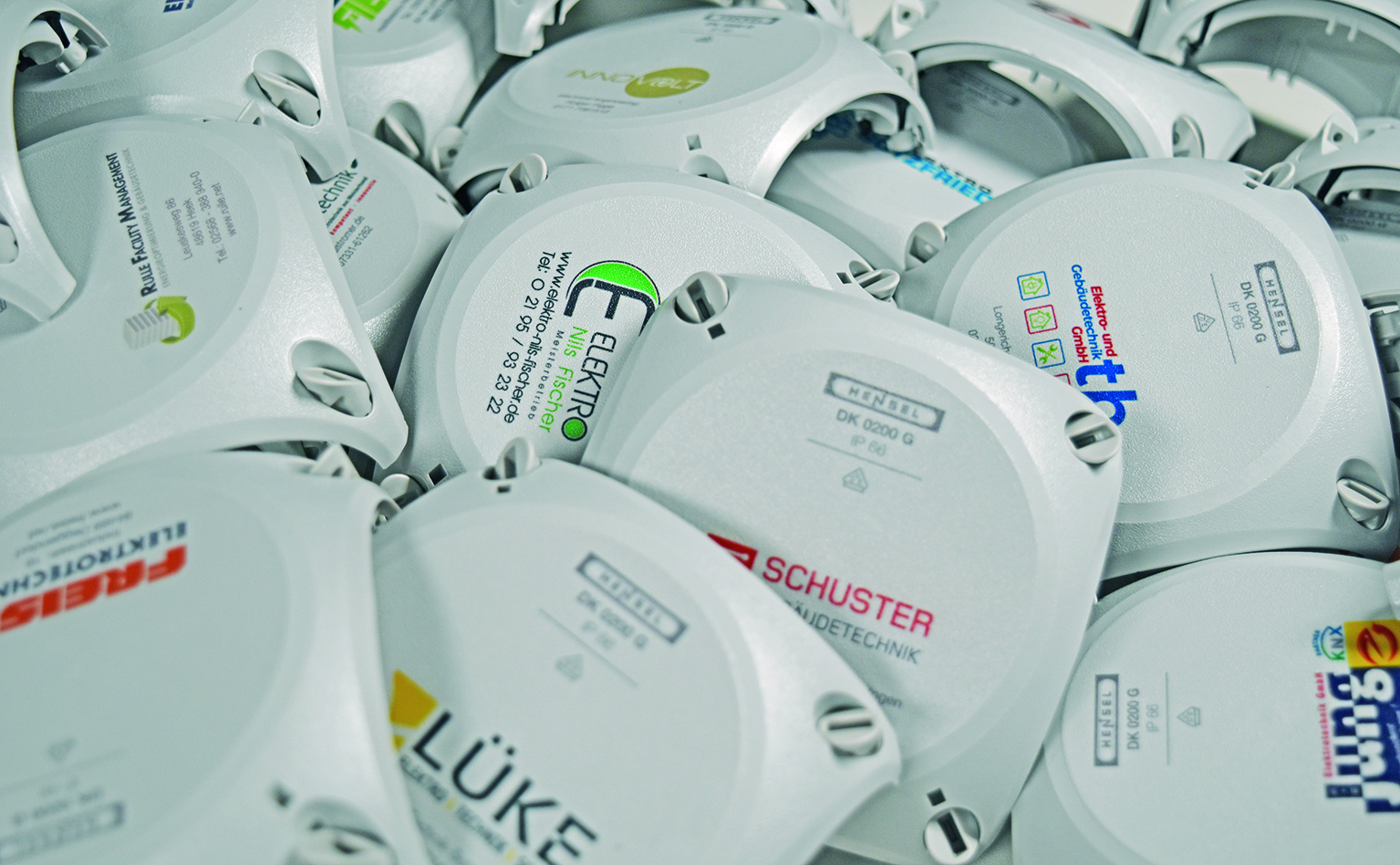 Kabelabzweigkasten mit individuellem Firmenlogo Ein großes Sortiment an Hensel-Kabelabzweigkästen steht im meinKasten-Konfigurator für die personalisierte Bedruckung zur Verfügung.