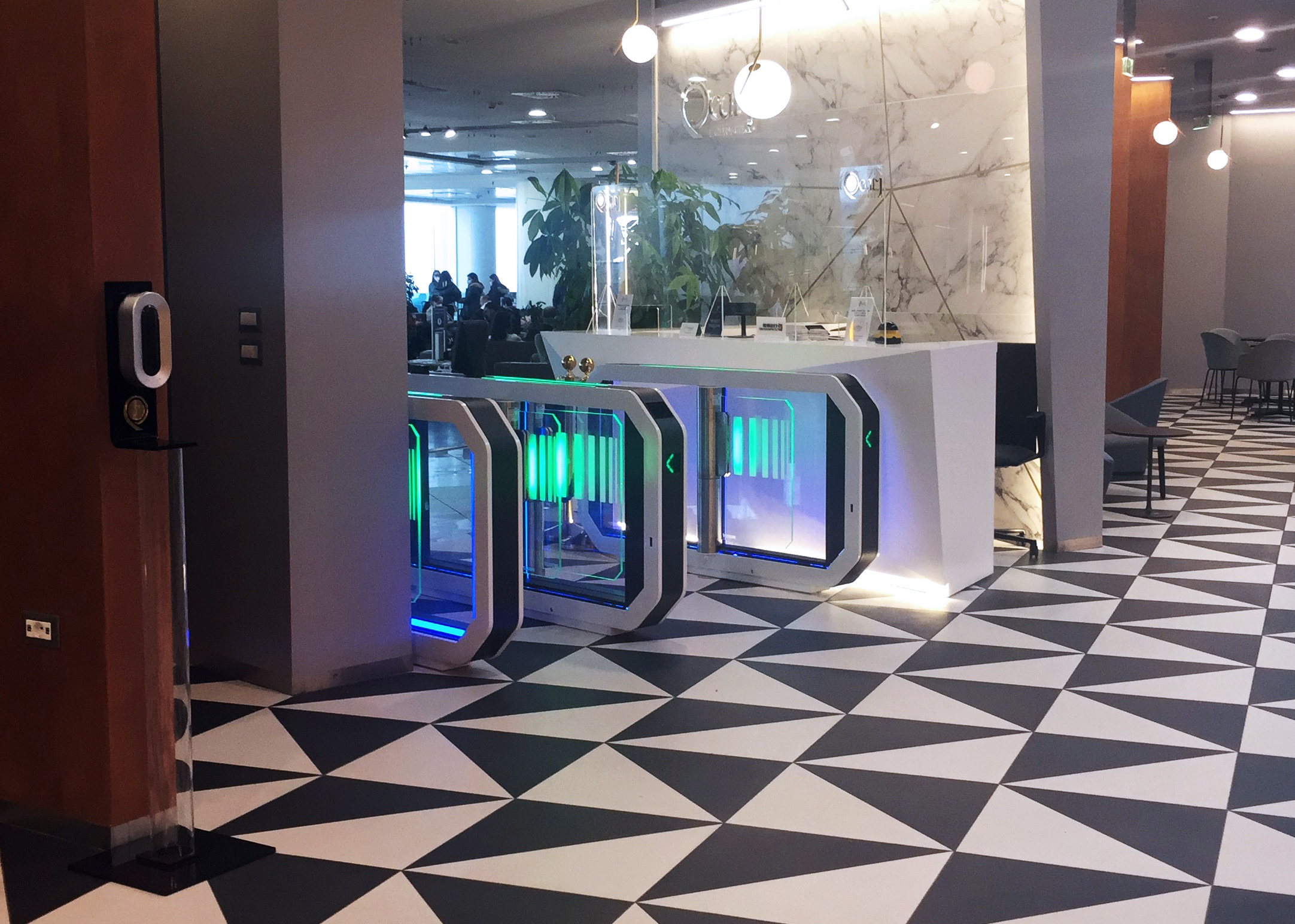 Galaxy Gates in der Pearl Lounge von NAS am Flughafen Napoli-Capodichino