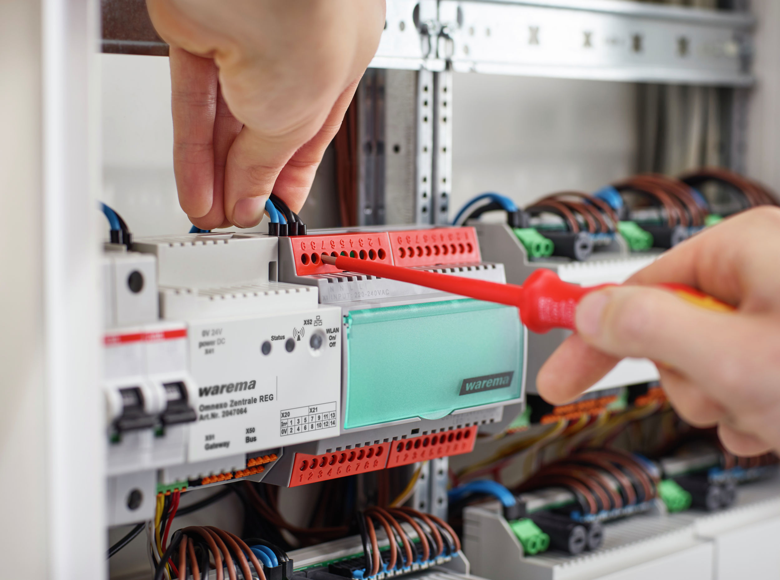 Sonnenlicht-Automation mit hoher Flexibilität Die kompakte Omnexo Zentrale (4TE) ist als Reiheneinbaugerät für den Schaltschrank verfügbar.