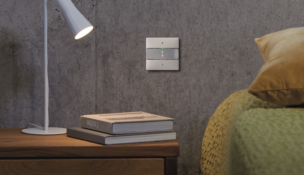 Mit iON Tastsensoren und Raumcontrollern lassen sich bis zu 20 Funktionen in jedem KNX-basierten Smart Building sowie im Smart-Home-System LUXORliving per Tastendruck steuern.