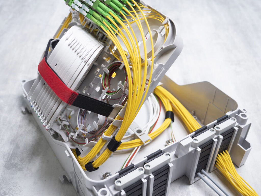 Polaris-Boxen von R&M schliessen die fiberoptische Freiluftverkabelung am Hausübergabepunkt ab.