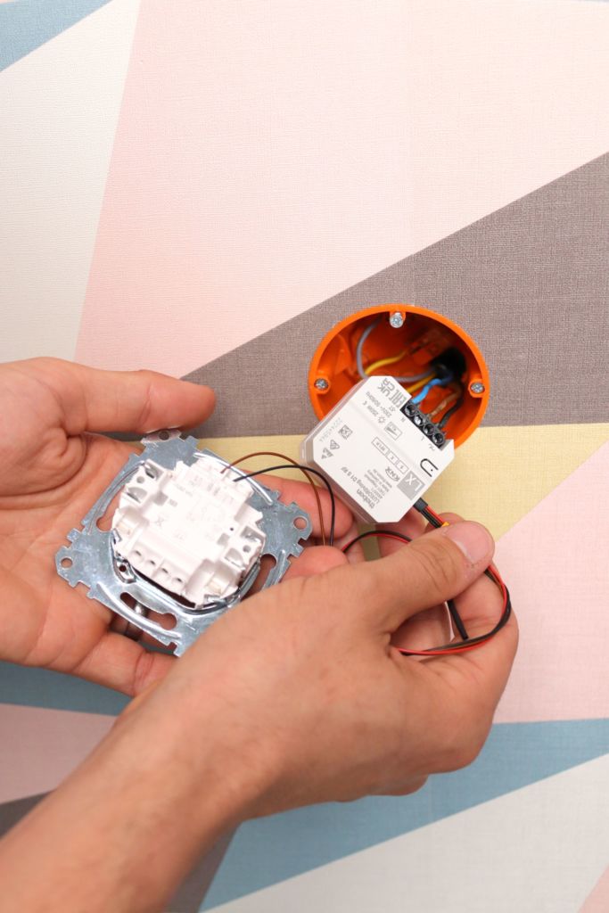 Der UP-Dimmer wird unter dem Taster montiert.