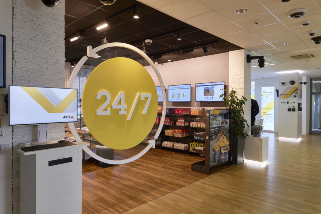 Zu den neuesten Axis-Innovationen, die Besucher im AEC in Ismaning live erleben k&ouml;nnen, z&auml;hlt ein Hybrid-Store-Konzept.