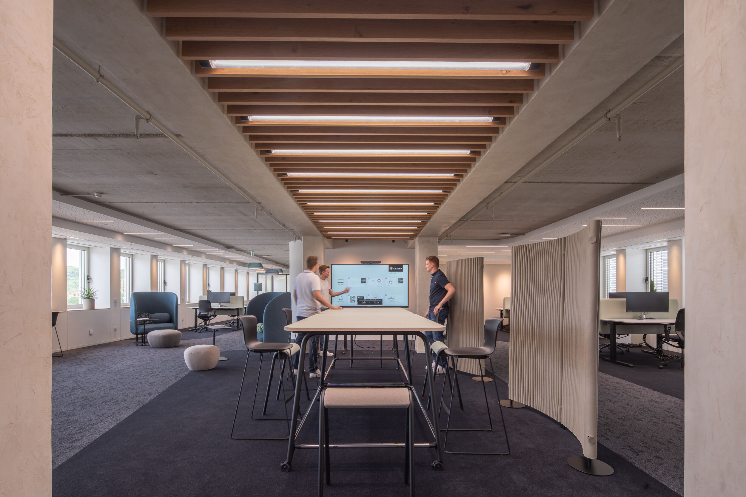 Revolution Büro: Die Leere mit neuer Attraktivität füllen In der neuen Trilux New-Work-Etage in Arnsberg steht das Team im Mittelpunkt: Offene Begegnungsflächen schaffen den perfekten Raum für Meetings und Präsentationen. Gäste des Thementags 'Revolution Büro' können sich vor Ort selbst ein Bild davon machen.