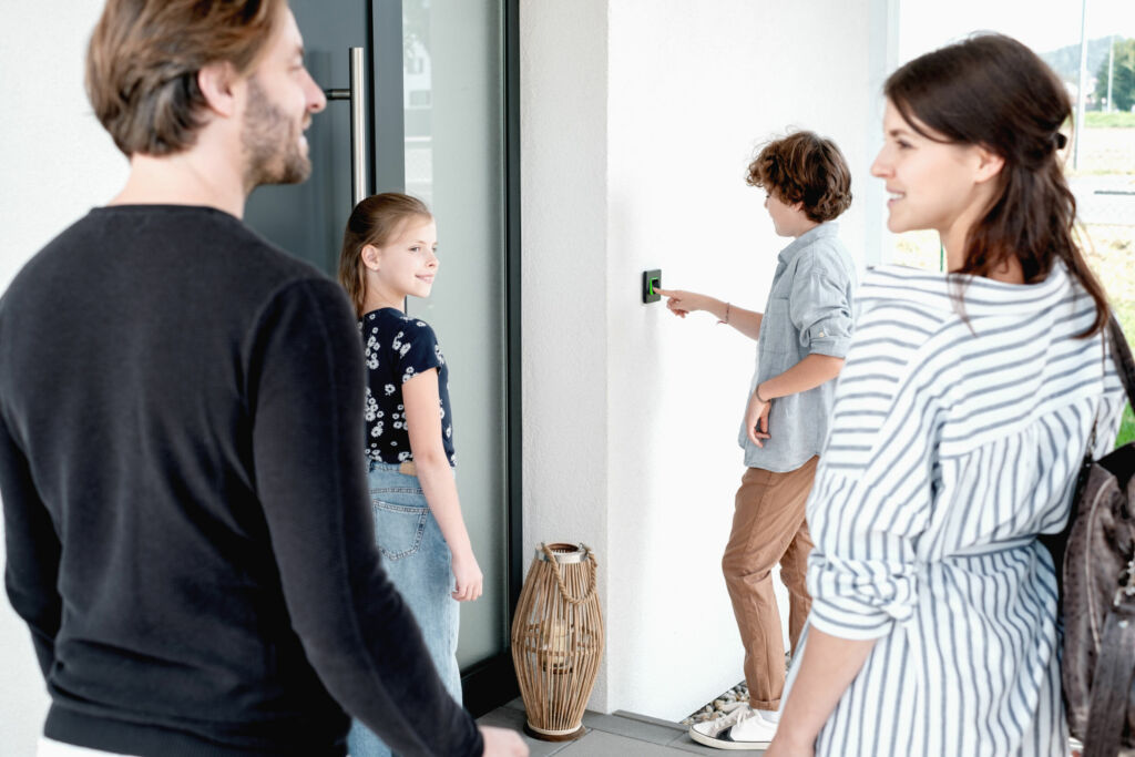 Das neue Fingerprint-System, das Zutrittsbereiche smart macht: die ekey xLine. Ob Hauseingang oder Garage, der Gebäudezutritt erhält neue, smarte Funktionen.