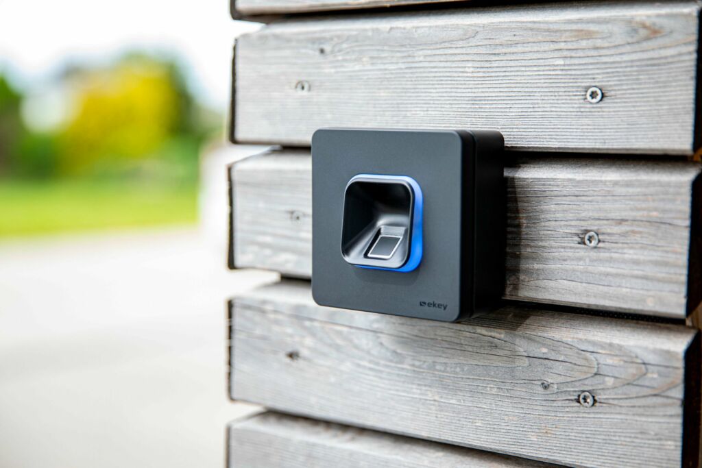 Mit dem passenden Aufputzgehäuse lässt sich der xLine Fingerprint an der Wand montieren.