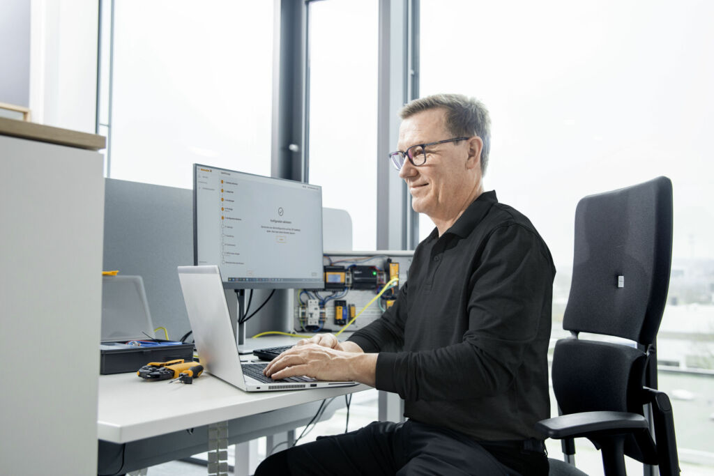 Ein Installationsassistent führt durch die Einrichtung von Smartcharge; es sind keine Programmierkenntnisse erforderlich