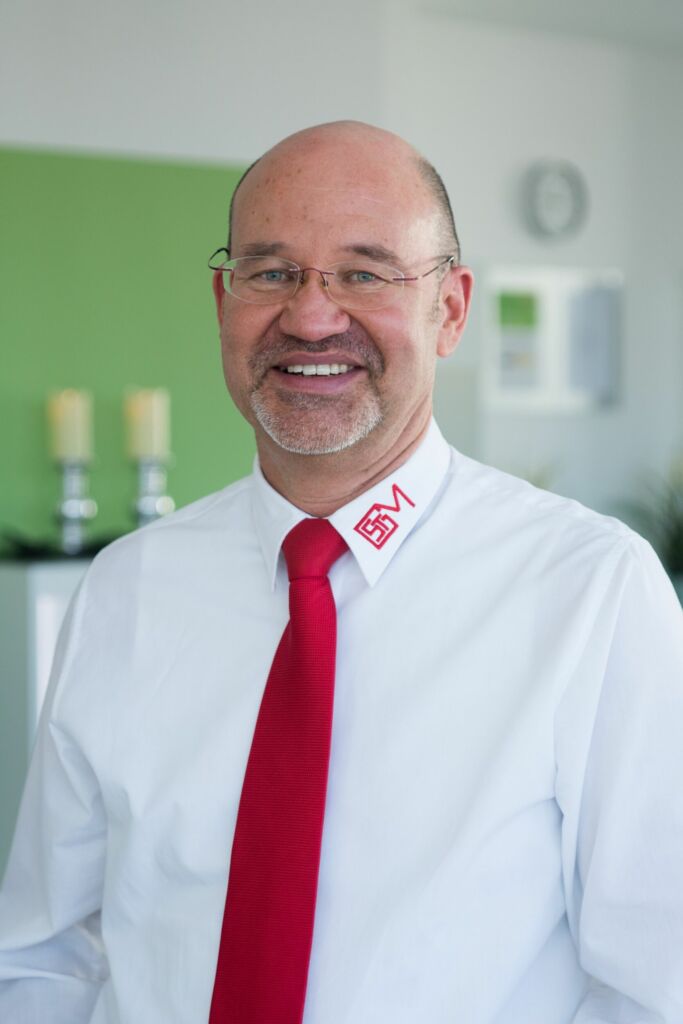 "In einer Zeit, in der Technologien das Leben auf vielf&auml;ltige Weise beeinflussen, liegt der wahre Luxus nicht nur im Einbau eines Smart Homes, sondern besonders in einer gut durchdachten Planung und einer reibungslosen Integration der verschiedenen Facetten."
- Carsten M&uuml;ller ist Gesch&auml;ftsf&uuml;hrer der GST M&uuml;ller GmbH & Co. KG und ausgebildeter Geb&auml;ude-System-Designer