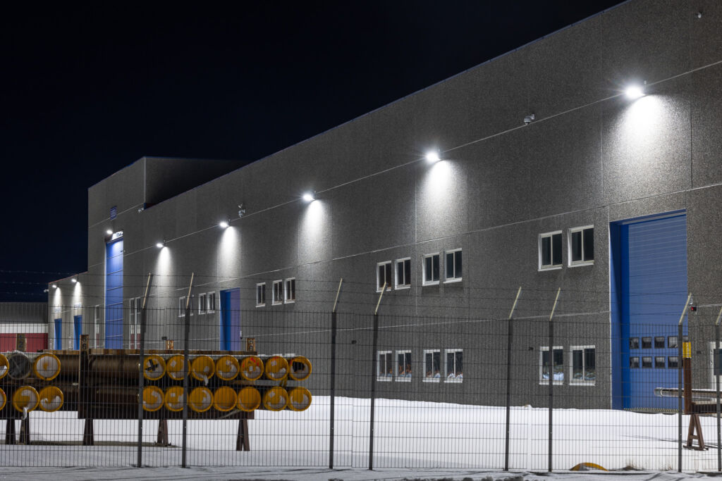 Floodlight-Performance-Leuchten rund um das Geb&auml;ude machen den Arbeitsbereich sicher und verbrauchen weniger Energie.