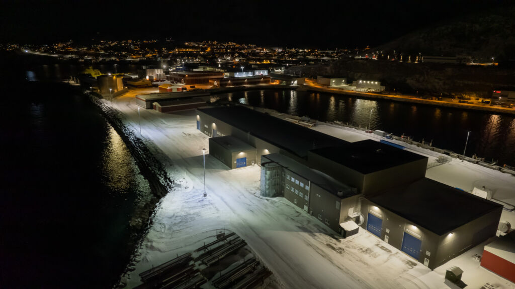 Die Hauptstra&szlig;e auf der Basis ist jetzt mit Floodlight-Max-Leuchten illuminiert 