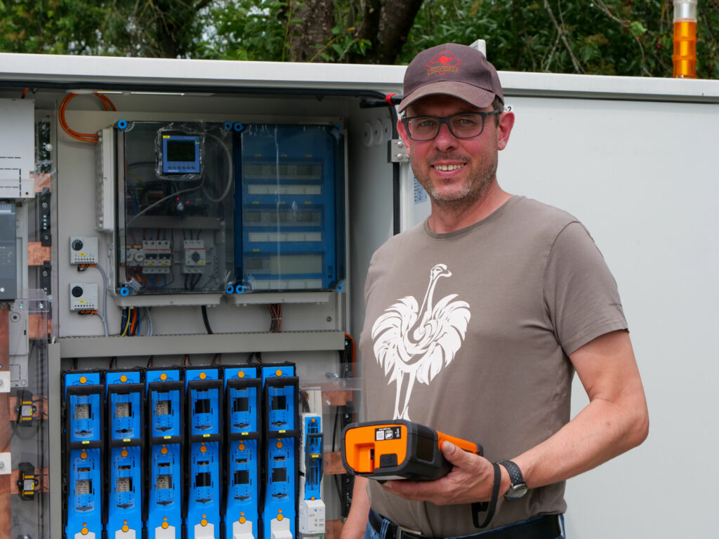 Elektroingenieur Michael Peitz kümmert sich bei der HLB Hessenbus um die E-Wende. Das P-touch E550WVP erleichtert ihm dabei die Arbeit.