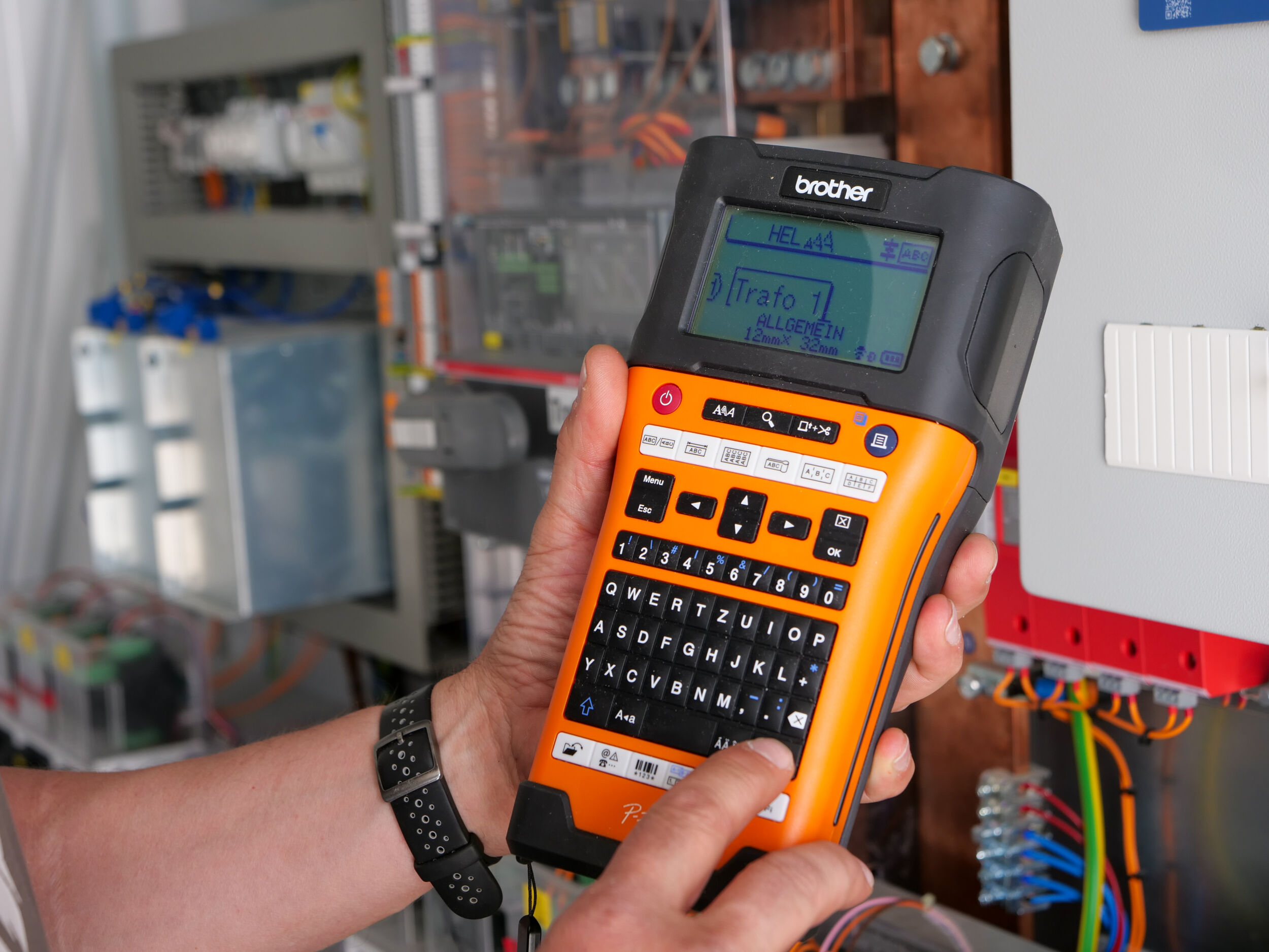 Beschriftung für die Elektromobilität Das P-touch E550WVP ist der stetige Begleiter bei der Umrüstung des Betriebshofes der HLB Hessenbus auf Elektromobilität.