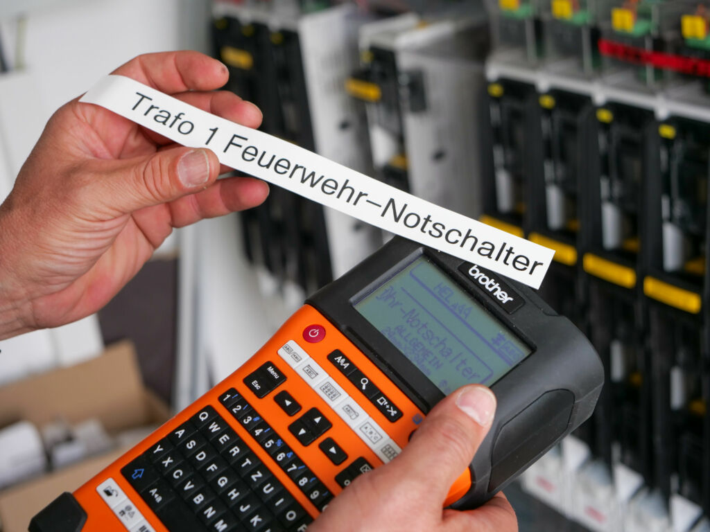 Mit den Beschriftungen finden sich nicht nur die Mitarbeitenden zurecht, auch die Feuerwehr weiß im Fall der Fälle genau, wo sie hin muss.