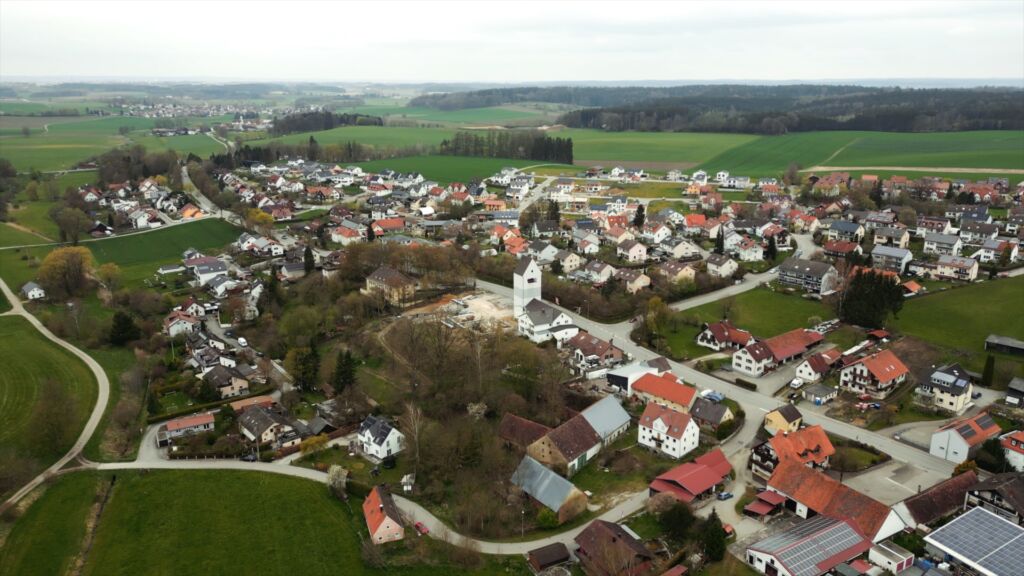 Luftbild der Gemeinde Eurasburg (Schwaben).