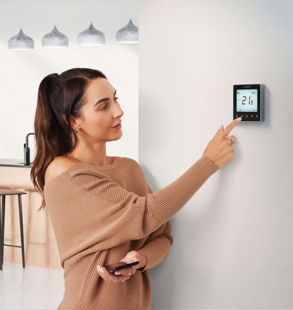 Das Temperaturregelungssystem Neo bietet die Wahl zwischen verkabelten oder drahtlosen Installationen und kann durch eine Smart-Home-Funktion mit der NeoApp ergänzt werden.