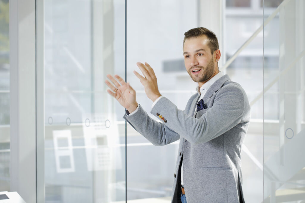 "Reichweite, Teilnehmerzahl und Leistungsfähigkeit sind entscheidende Argumente für IP. Die Systemgrenzen bleiben meist graue Theorie." - Markus Hummel, Produktmanager für das IP-System Siedle Access Professional.