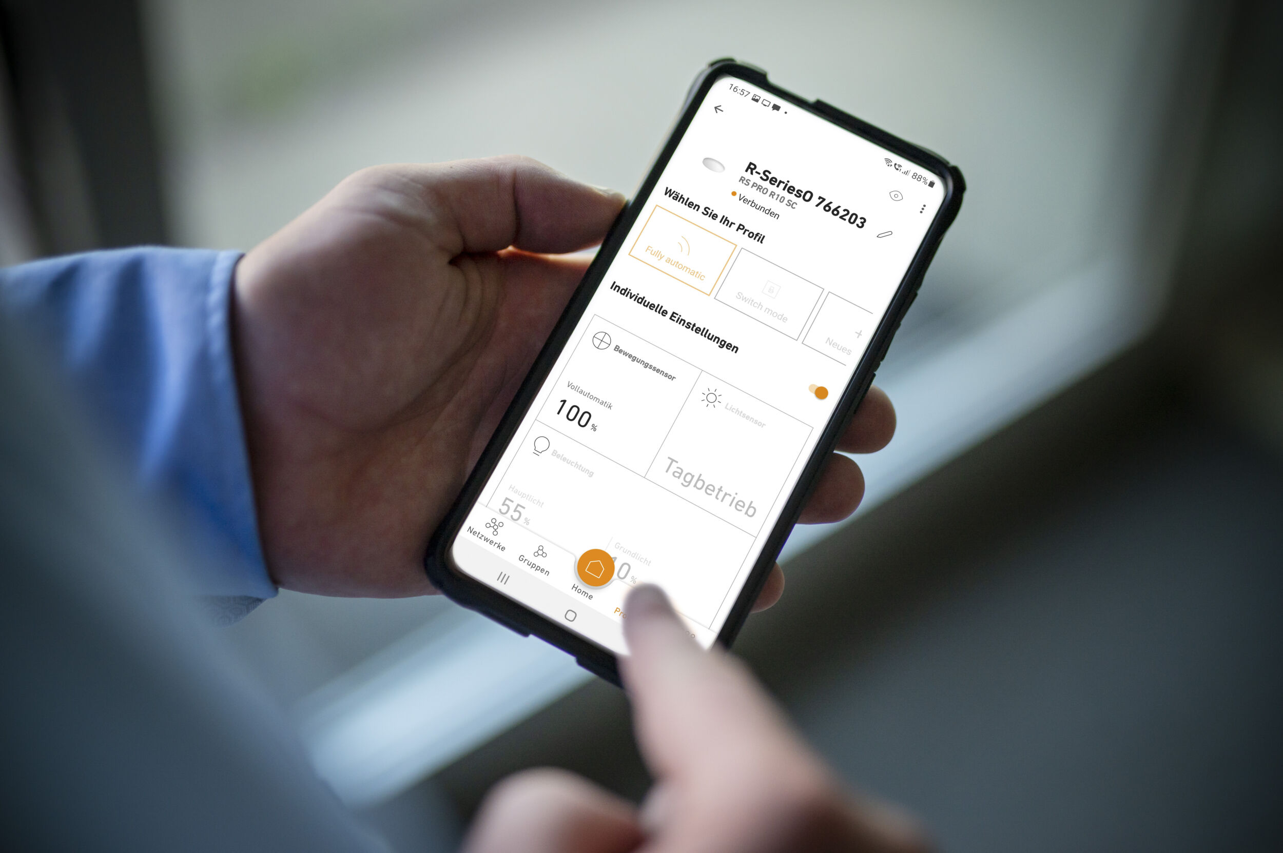 Kabellos vernetztes Licht im Netzwerk Mittels Steinel Connect App werden Bluetooth-fähige Leuchten und Sensoren in Betrieb genommen und bedient.
