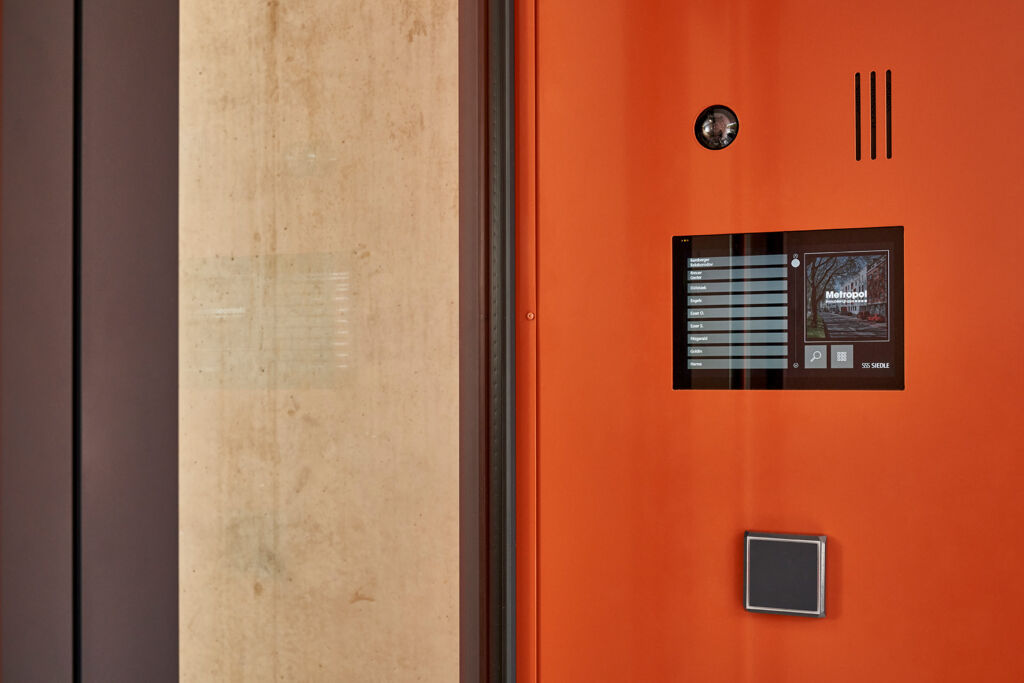 Siedle Access Professional mit Touchscreen-Türklingel am Haupteingang eines Mietwohnhauses in Köln-Ehrenfeld.