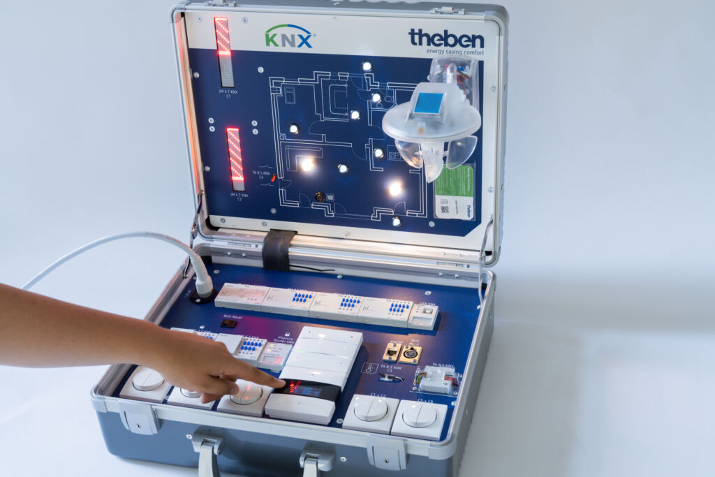 Der KNX-Schulungskoffer verf&uuml;gt neben einem USB-Port auch &uuml;ber einen KNX IPsecure Router.
