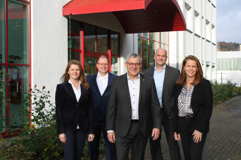 Wechsel an der Spitze der Roth Industries: Christin Roth J&auml;ger (rechts) folgt als CEO auf Matthias Donges (Mitte), der zum Jahreswechsel in den Ruhestand geht. Dr. Anne-Kathrin Roth (von links) f&uuml;hrt als COO die Sparten Sanit&auml;r- und Umweltsysteme, Claus-Hinrich Roth ist als CFO verantwortlich f&uuml;r die internationalen Finanzen, Marcus Schmidt leitet als CAO den gesamten administrativen Bereich der Unternehmensgruppe.