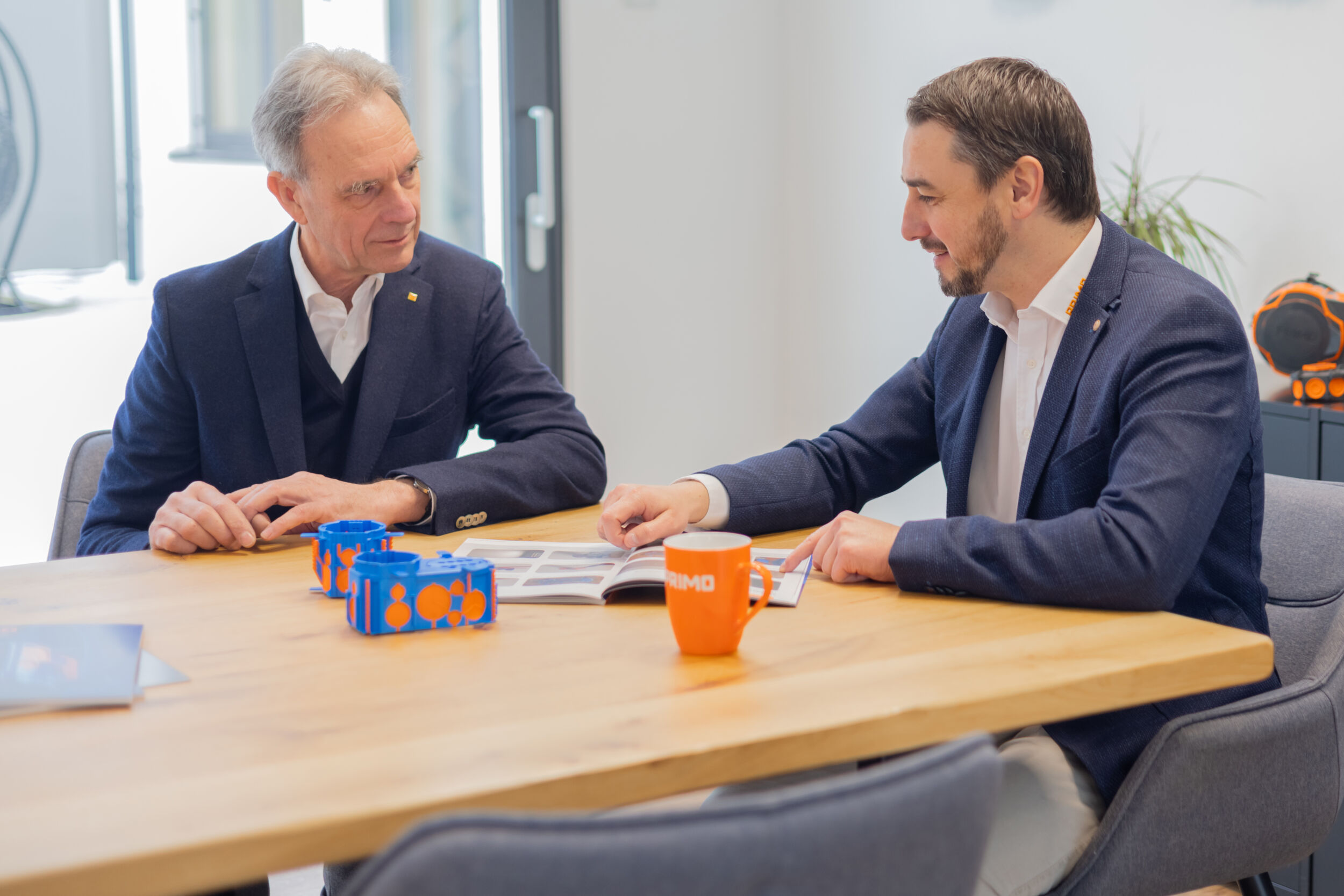 80. E-Markenpartner: ZVEH-Vizepr&auml;sident und ArGe Medien-Vorsitzender Hans Auracher (l.) und Thomas Wintersteiger (r.), Gesch&auml;ftsf&uuml;hrender Gesellschafter Primo GmbH, nach Unterzeichnung des Vertrages.