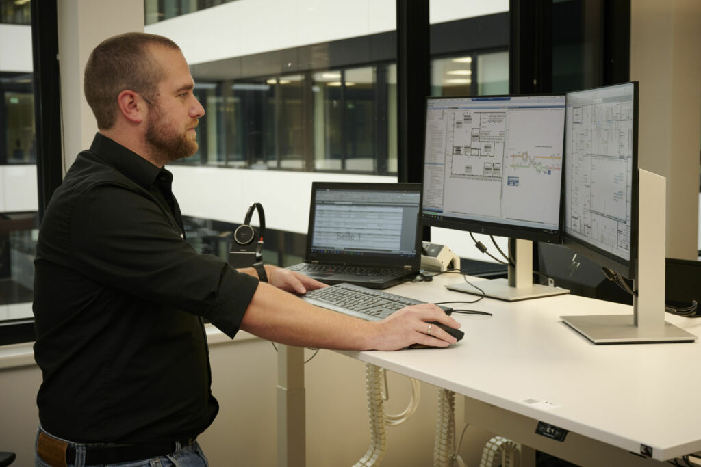 Die komplexen gebäude- und sicherheitstechnischen Abläufe steuert gewerkeübergreifend ein Gebäudemanagementsystem Desigo CC.