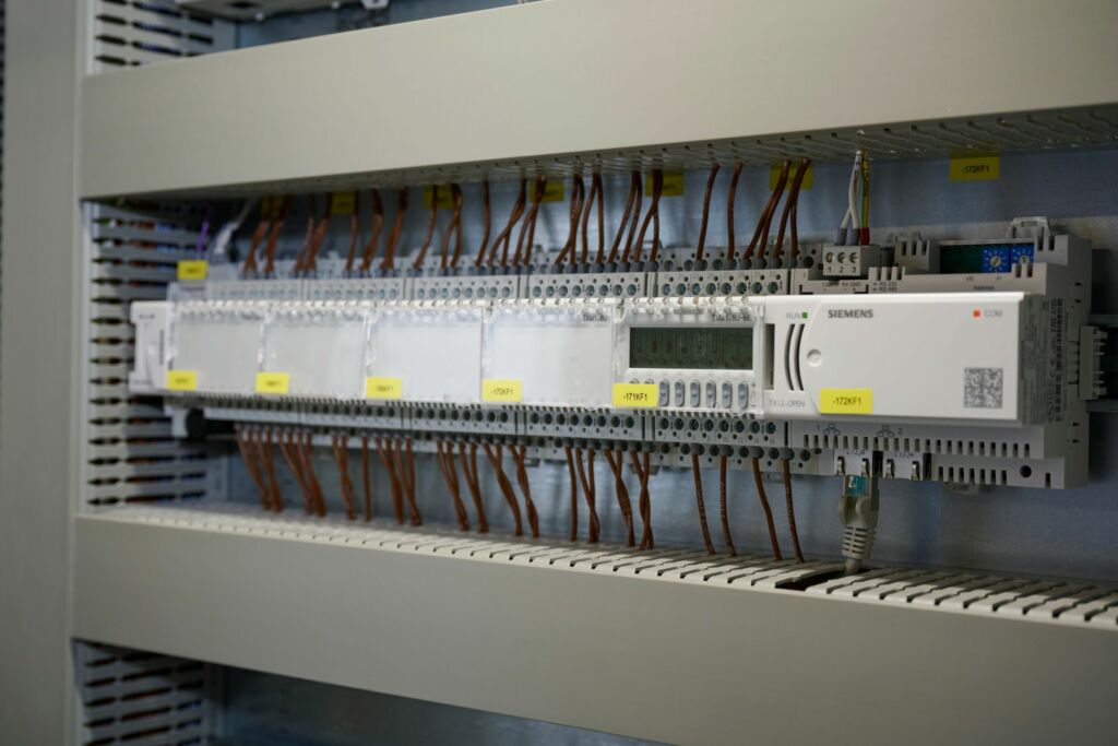 Desigo PX Controller steuern die Primärautomation für Heizung, Lüftung und Kälte im Gebäude.