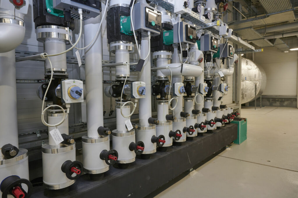 Gebäudetechnik aus dem eigenen Haus (im Bild u. a. Ventil-Stellantriebe der SAX-Reihe von Siemens) gewährleistet Nachhaltigkeit und Komfort in dem Neubau.