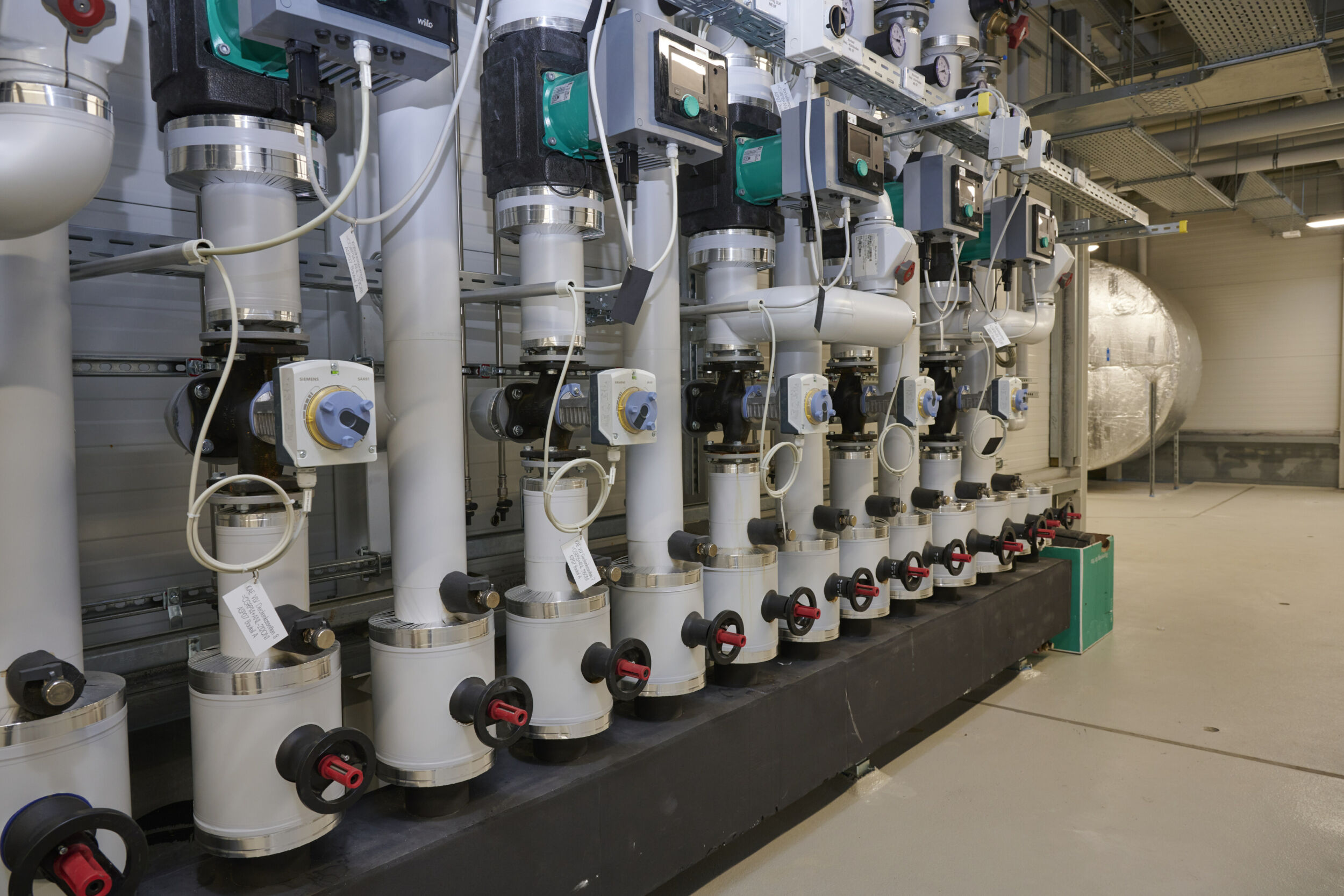 Gebäudetechnik sorgt für nachhaltigen Komfort Gebäudetechnik aus dem eigenen Haus (im Bild u. a. Ventil-Stellantriebe der SAX-Reihe von Siemens) gewährleistet Nachhaltigkeit und Komfort in dem Neubau.
