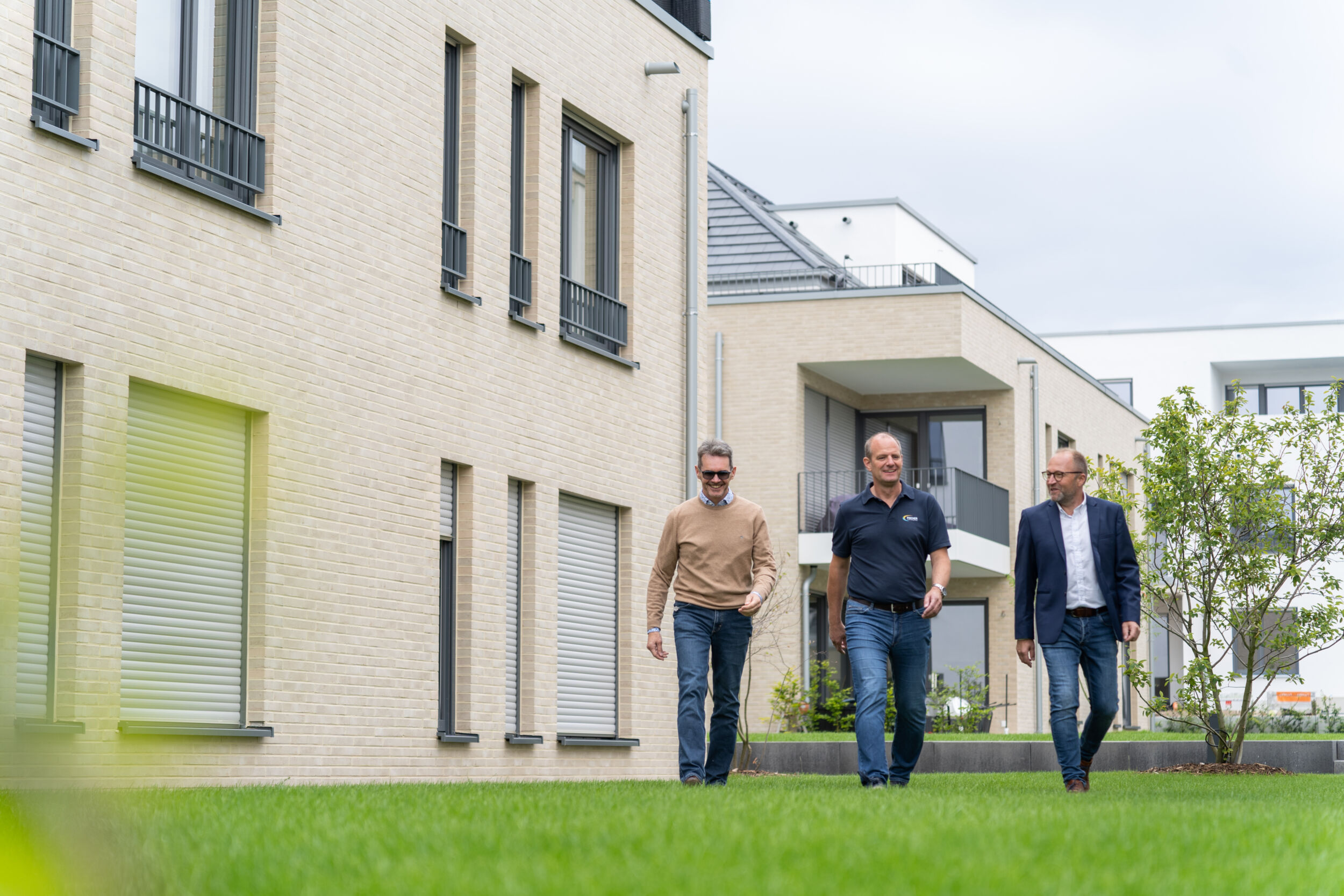 Im engen Austausch für das gemeinsame Projekt: Ralf Breuer, Gebietsverkaufsleiter Stiebel Eltron, Wolfgang Fischer, Geschäftsführer Hans Fischer GmbH, und Jörg Wiskirchen, Geschäftsführer der G und S Baukunst GmbH & Co. (von links)