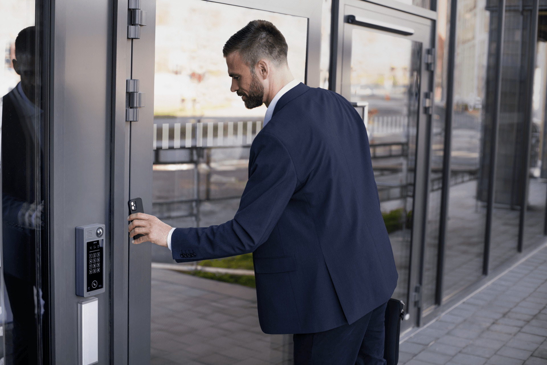 Mithilfe KI-basierter L&ouml;sungen f&uuml;r die Videoanalyse lassen sich Energiekosten senken, IoT- oder Smart-Building-Anwendungen steuern sowie Perimeterschutz und Zutrittskontrolle gr&ouml;&szlig;tenteils automatisieren.