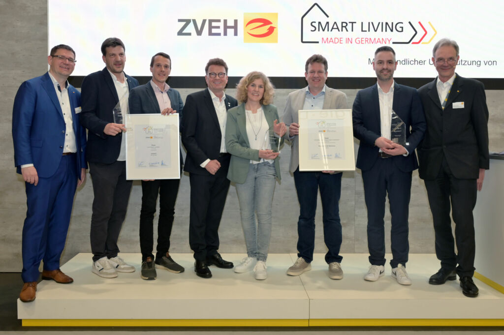 Die Smart-Living-Professional-Award-Preistr&auml;ger 2024 (v. l. n. r.): Stefan Ehinger (ZVEH-Pr&auml;sident), Alexander Brack und Johannes B&auml;r (Gesch&auml;ftsf&uuml;hrer element GmbH), Adalbert Neumann (Vorstandsvorsitzender WI SL), Melanie Nienhaus und Marco Nienhaus (Gesch&auml;ftsf&uuml;hrer Elektrotechnik Marco Nienhaus GmbH & Co. KG), Martin Backmeyer (Gesch&auml;ftsf&uuml;hrer Elektroanlagen Borchert GmbH) und Hans Auracher (ZVEH-Vizepr&auml;sident und Vorsitzender der ArGe Medien im ZVEH). - Bild: ZVEH