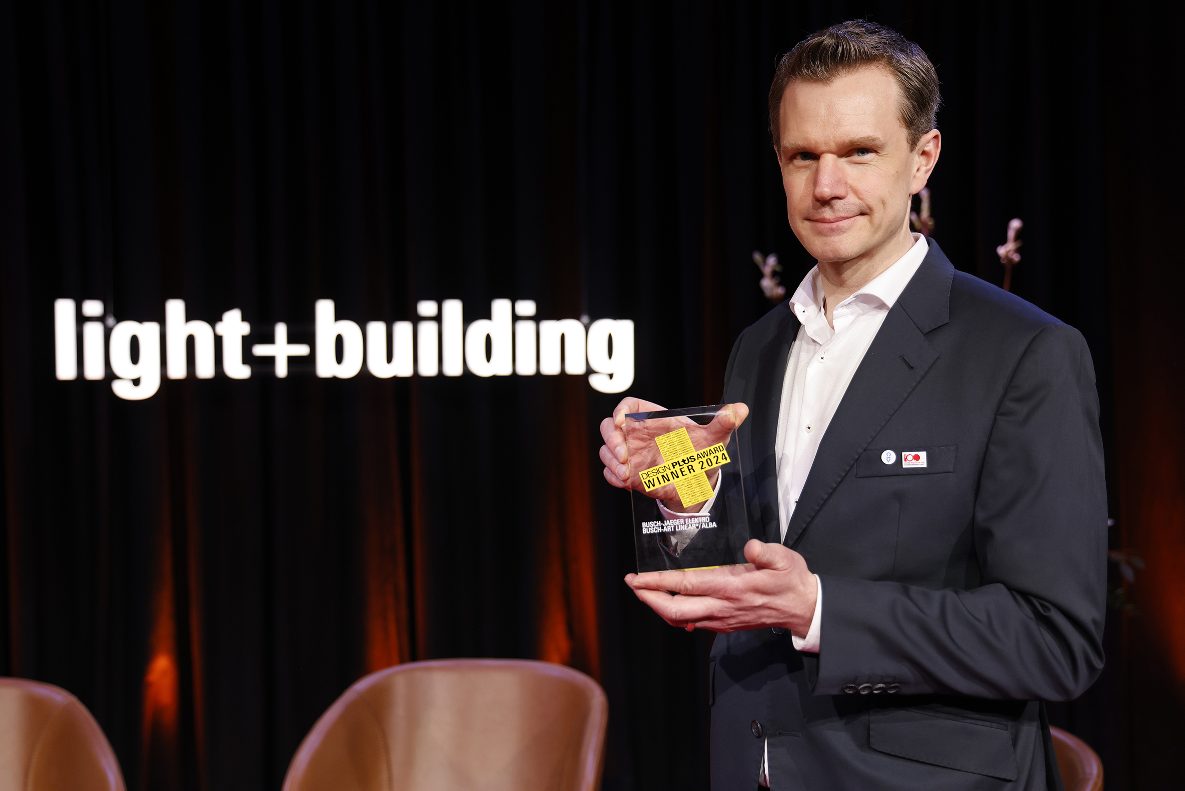 Nachhaltige Schalterserie überzeugt Jury Sven Werdes, Globaler Product Line Manager bei ABB und Busch-Jaeger, nahm den Designplus Award by Light + Building für die neue Schalterserie entgegen.