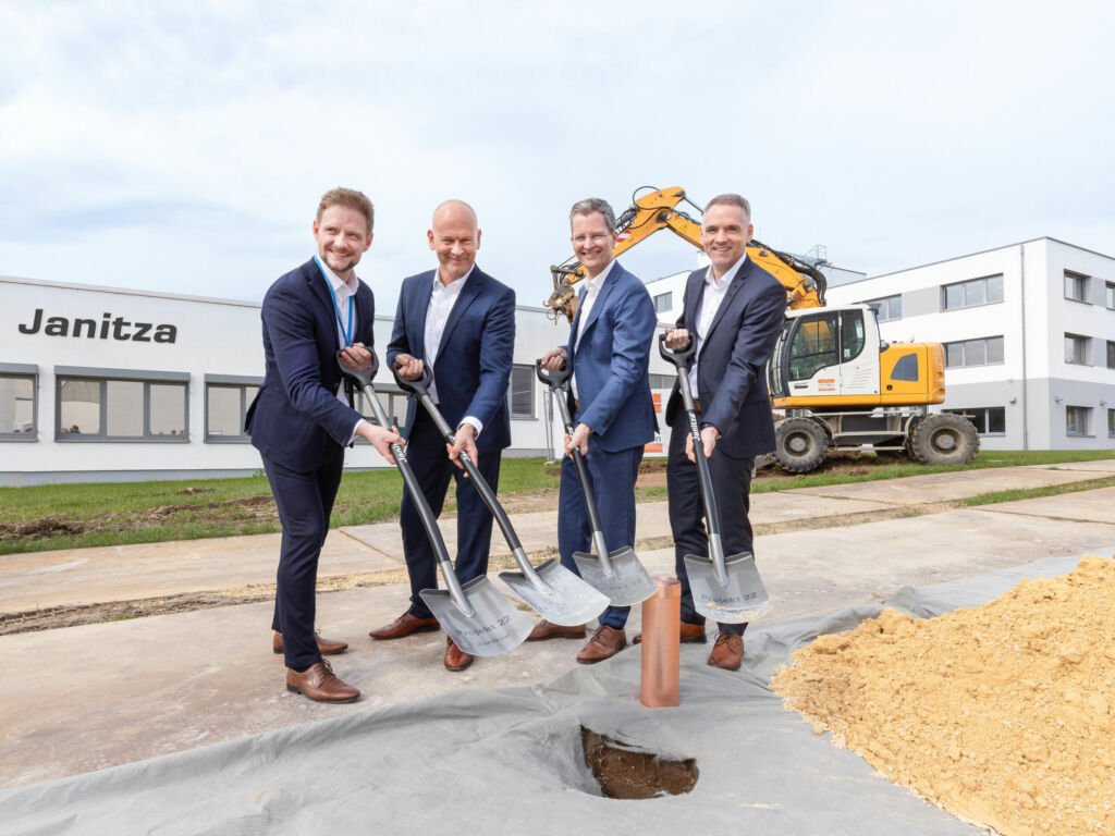 v.l.n.r. Martin Truthe (Senior Director Supply Chain Management), Rudolf Müller (Geschäftsführer), Markus Janitza (Inhaber und Geschäftsführer) und Alexander Veidt (Geschäftsführer)
