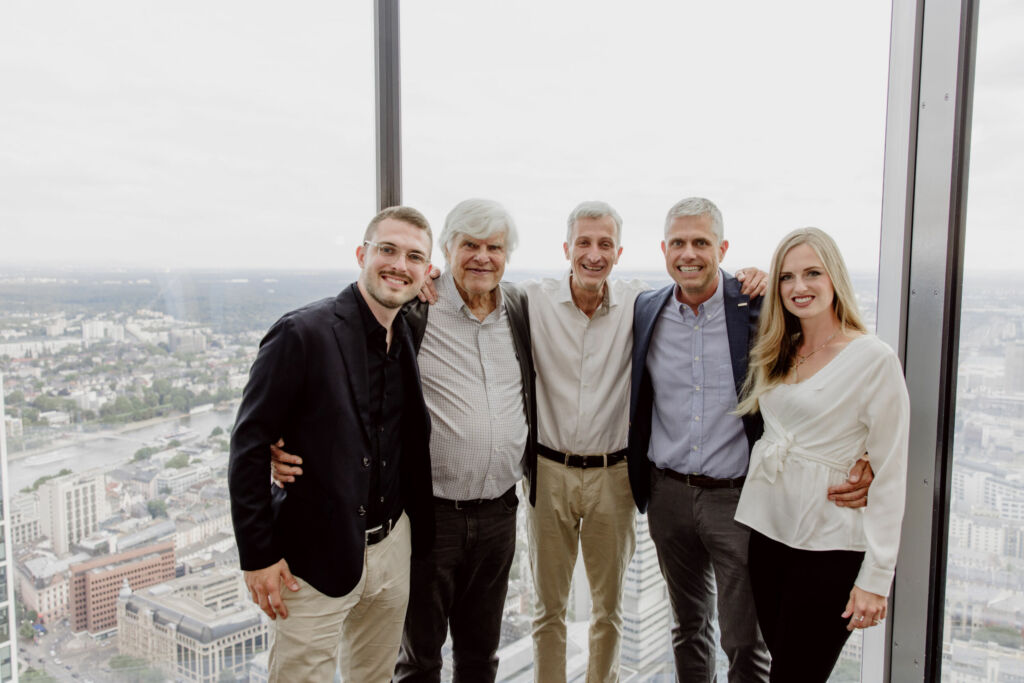 Die Gründerfamilie der deutschen Niederlassung mit Renato Giordanino, geschäftsführender Gesellschafter der Finder Gruppe (v.l.n.r.): Johannes Krutzek, Peter Krutzek, Renato Giordanino, Alexander Krutzek, Jana Krutzek-Aljaja.