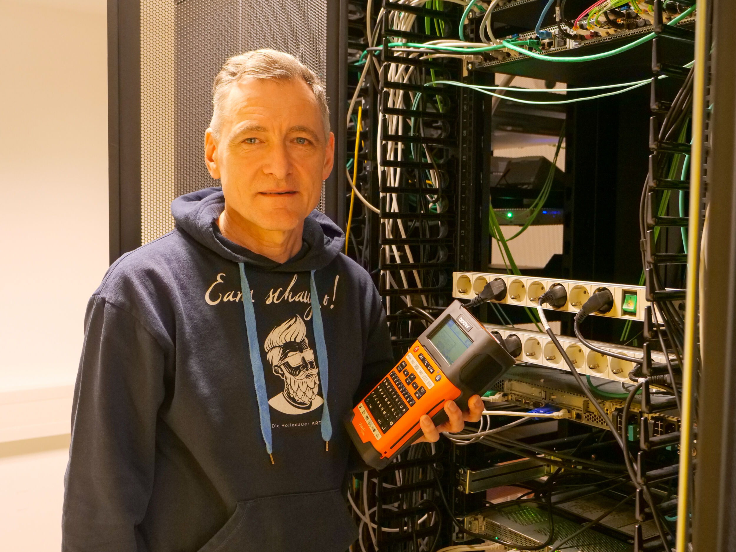 Christian Schulz verwendet das Brother P-Touch E550WVP bei seiner Arbeit als IT-Administrator im Klinikum Freising.