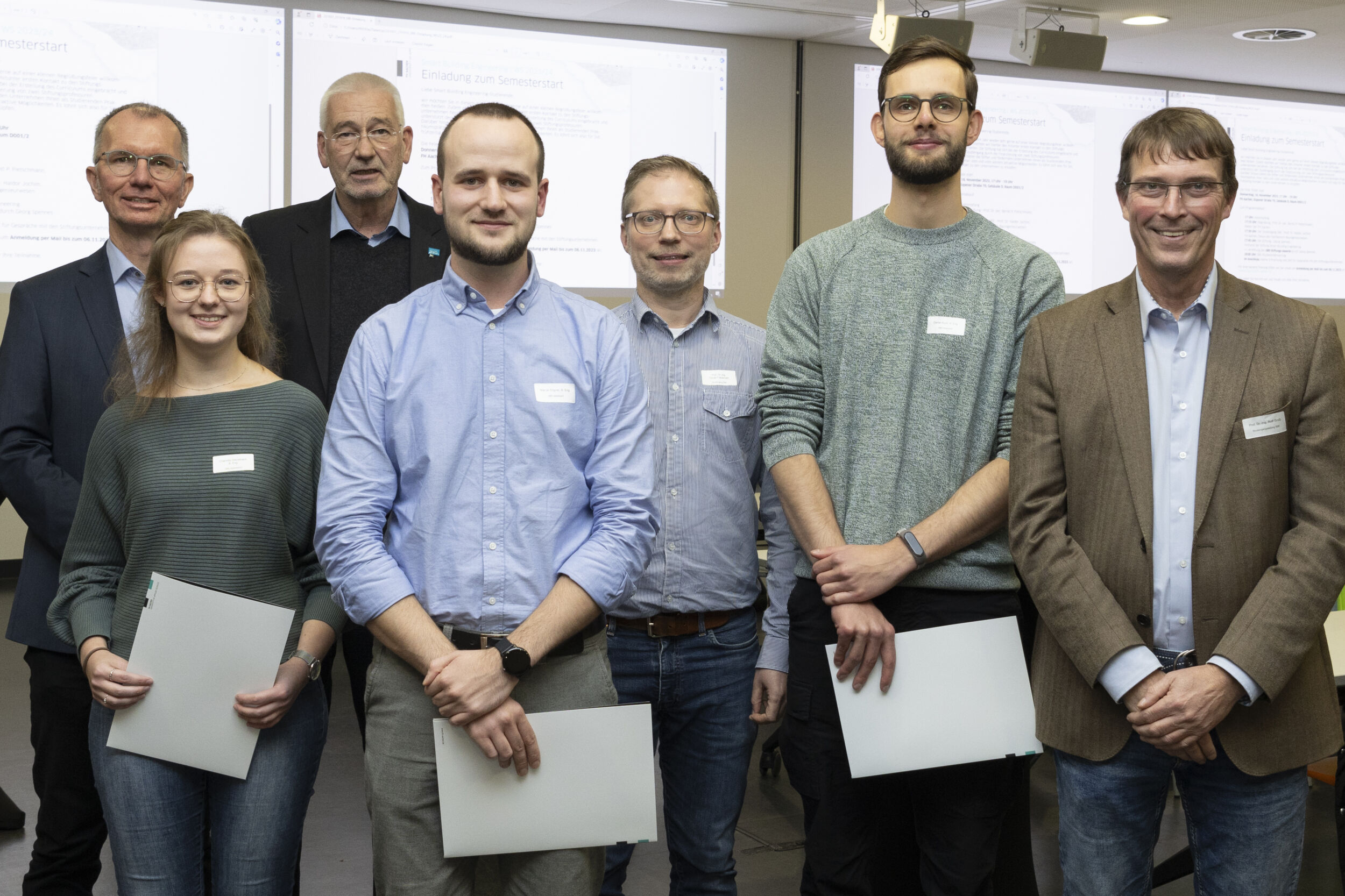 Die Tr&auml;ger und Tr&auml;gerinnen des SBE-Awards 2023 mit ihren Professoren. Von links nach rechts: Prof. Bernd D&ouml;ring, Charlotte Steinebach, Georg Spennes (Vorsitzender der Stiftung Smart Building), Marcel R&ouml;gner, Prof. Tobias Frauenrath, Daniel Kuck und Prof. Rolf Gro&szlig;.