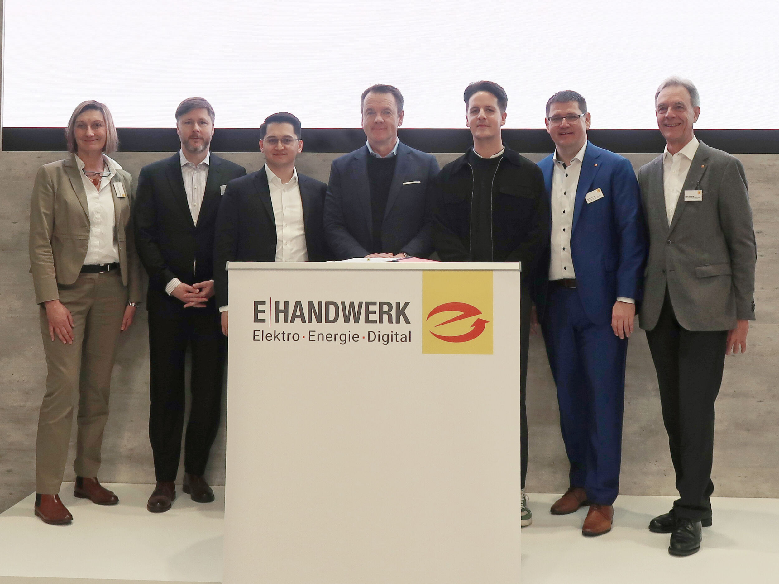 Zaptec und Nobilé neu dabei, ENI-Group erweitert Vertrag Unterzeichneten den E-Markenvertrag zur Light + Building: Daniel Klein-Keyser, Vorstand für Marketing & Vertrieb bei der nobilé AG (3. v. l.), Uwe Jansen, Geschäftsführender Gesellschafter ENI-Group (M.) und Daniel Gwercher, Geschäftsführer Zaptec Deutschland GmbH (3. v. r.) – gemeinsam mit Gabi Schermuly-Wunderlich, Geschäftsführerin der ArGe Medien im ZVEH (l.), ZVEH-Hauptgeschäftsführer Alexander Neuhäuser (2. v. l.), ZVEH-Präsident Stefan Ehinger (2. v. r.) und Hans Auracher, ZVEH-Vizepräsident und Vorsitzender der ArGe Medien im ZVEH (r.).
