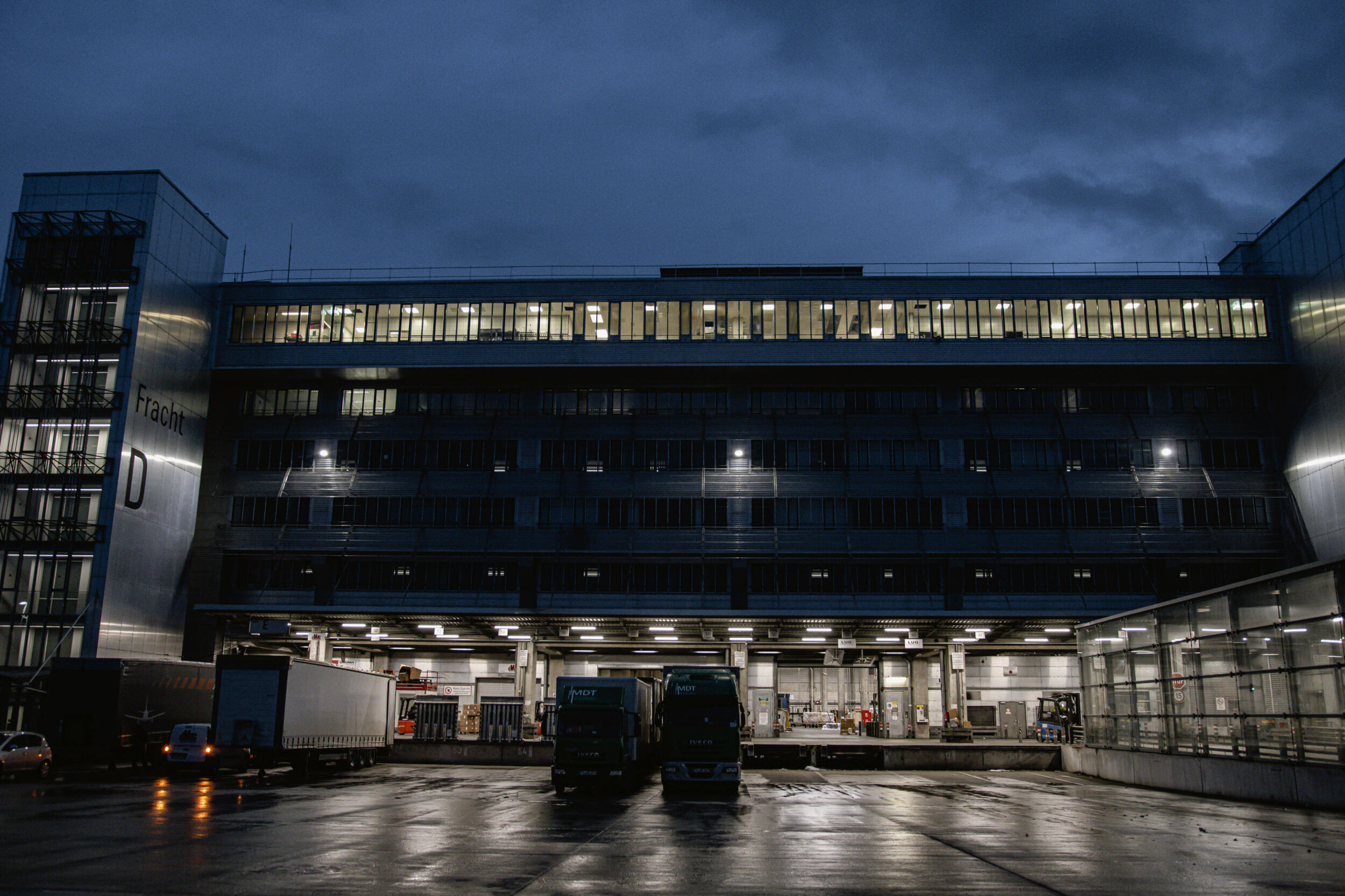 Zukunftssicheres Licht für den Frachtbereich Flughafen München: Installation von 1.300 RS Pro 5100 SC Leuchten im Cargo-Frachtbereich sorgen für eine bessere Ausleuchtung und mehr Sicherheit.