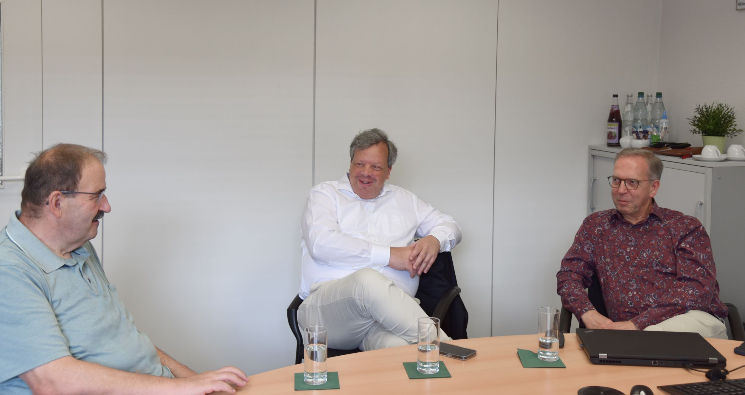 Wettbewerbsfähiger mit standardisierten Daten Im Expertentalk (v.l.n.r.): Peter Oel, Inhaber des Ingenieurbüro Peter Oel, Stefan Mülhens, Geschäftsführer von Amperesoft, und Josef Schmelter, Master Specialist Classification bei Phoenix Contact