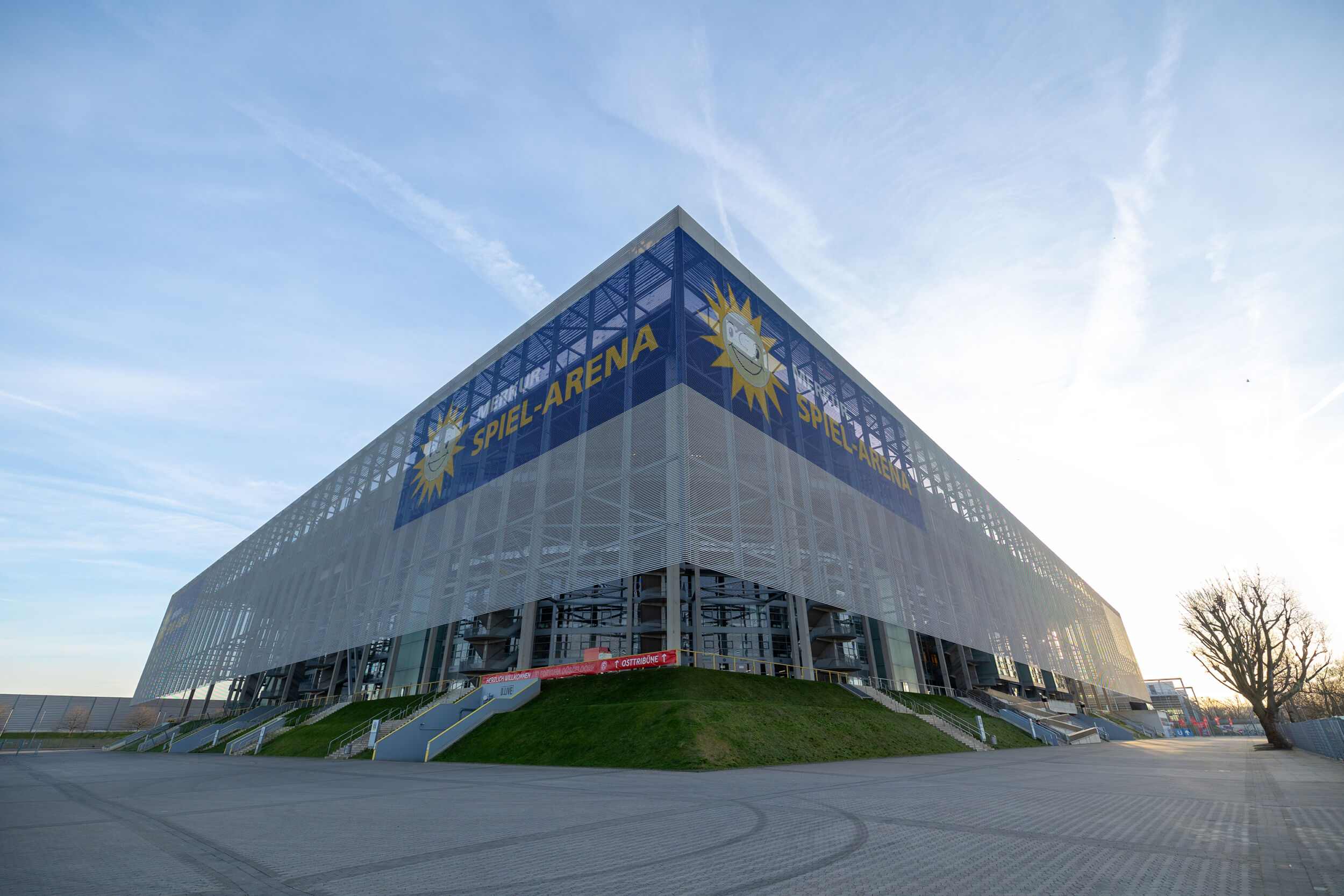 Mit einer Kapazität von 66.500 Zuschauern zählt die Merkur Spiel-Arena zu den zehn größten Stadien in Deutschland.