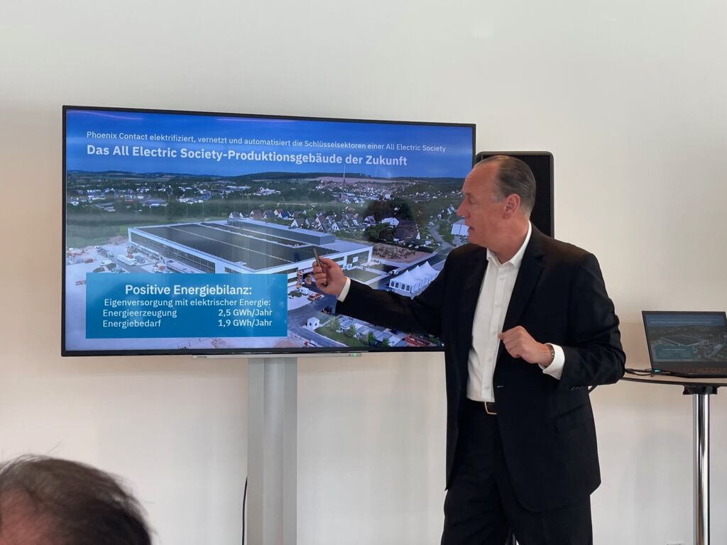 CEO Frank Stührenberg erklärt zur Eröffnung, wie die All Electric Society Wirklichkeit werden soll.