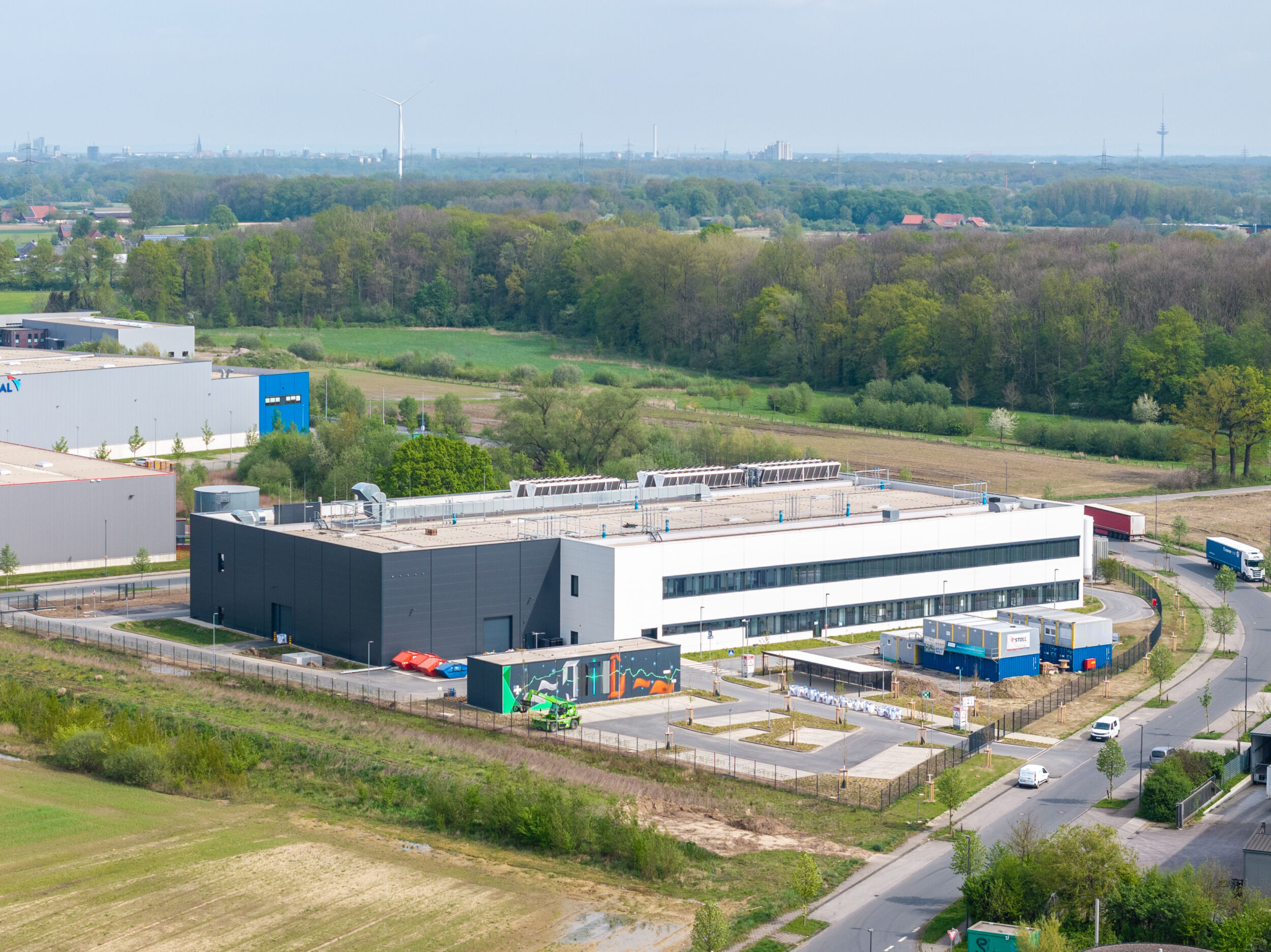 Die Inbetriebnahme der Forschungsfertigung &bdquo;FFB PreFab&ldquo; der Fraunhofer-Gesellschaft in M&uuml;nster bedeutet einen wichtigen Meilenstein auf dem Weg, die industrielle Fertigung von Batteriezellen f&uuml;r die Elektromobilit&auml;t auch am Standort Deutschland wettbewerbsf&auml;hig zu machen.